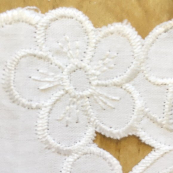 4 VINTAGE Table Napkins with Cutwork &  Embroidery. Elegant Linen - Picture 7 of 8